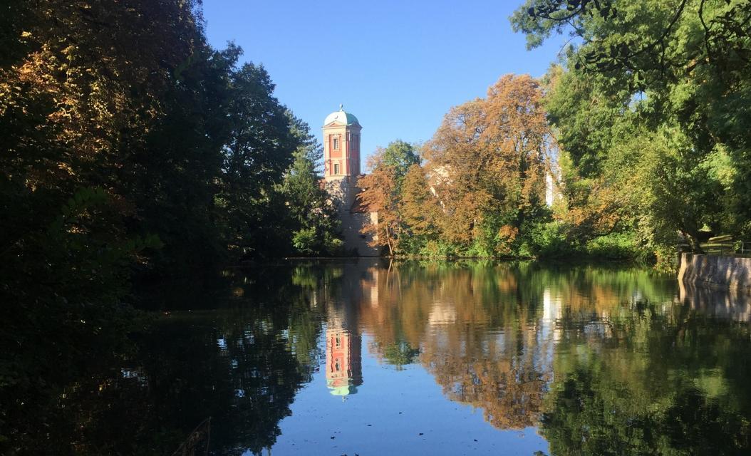St.-Jakobs-Wasserturm/neben Kahnfahrt. Bild. Buchhandlung am Obstmarkt