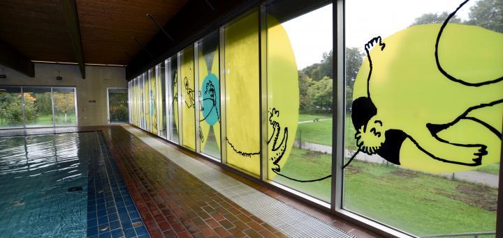 Fenster im Hallenbad Göggingen nach der künstlerischen Gestaltung
