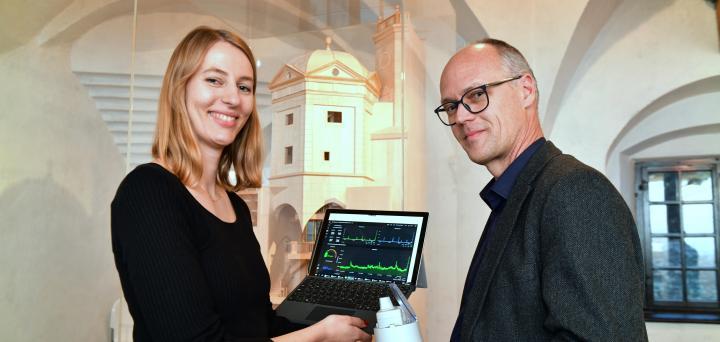 swa LoRaWAN Projetleiterin Annemarie Binswanger und Gerhard Huber Leiter untere Denkmalschutzbehörde beim Auslesen der Sensordaten in den historischen Wassertürmen am Roten Tor.