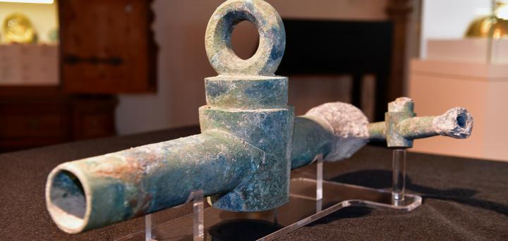 Historischer Bronzehahn, der bei Bauarbeiten entdeckt wurde