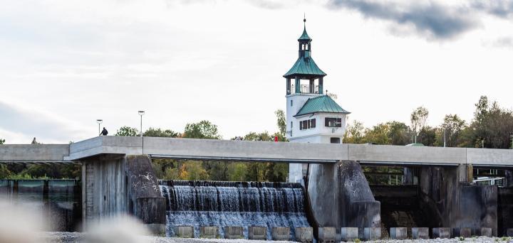 Der Hochablass am Lech, dieser erstreckt sich von Ufer zu Ufer. Das Wärterhäuschen ist ebenfalls zu sehen. ©Martin Augsburger/Stadt Augsburg