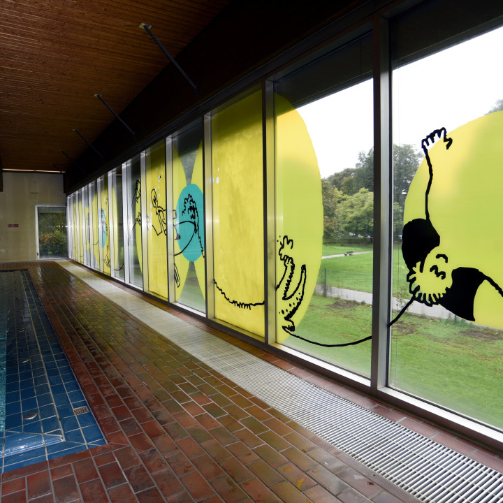 Fenster im Hallenbad Göggingen nach der künstlerischen Gestaltung