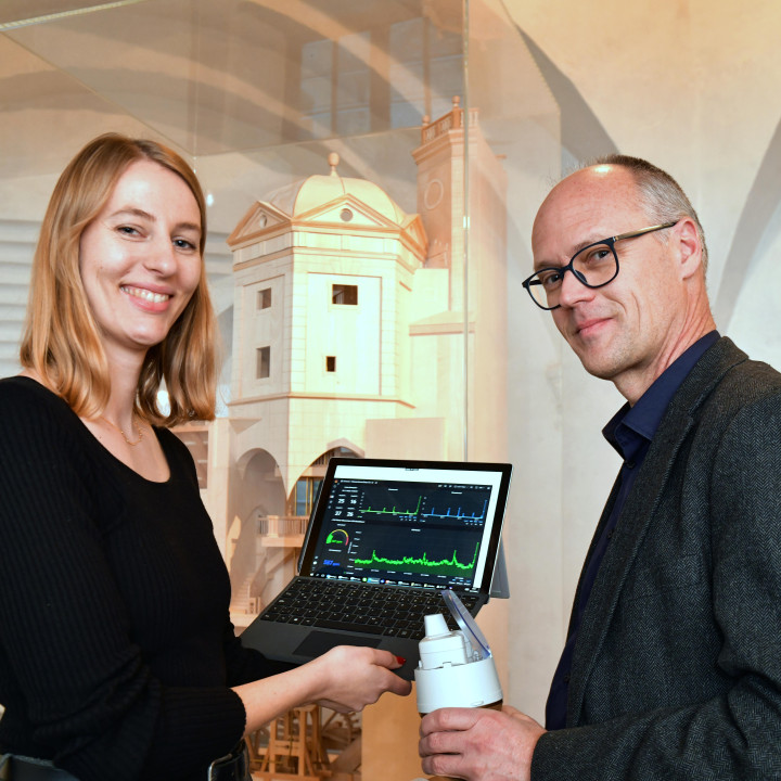 swa LoRaWAN Projetleiterin Annemarie Binswanger und Gerhard Huber Leiter untere Denkmalschutzbehörde beim Auslesen der Sensordaten in den historischen Wassertürmen am Roten Tor.